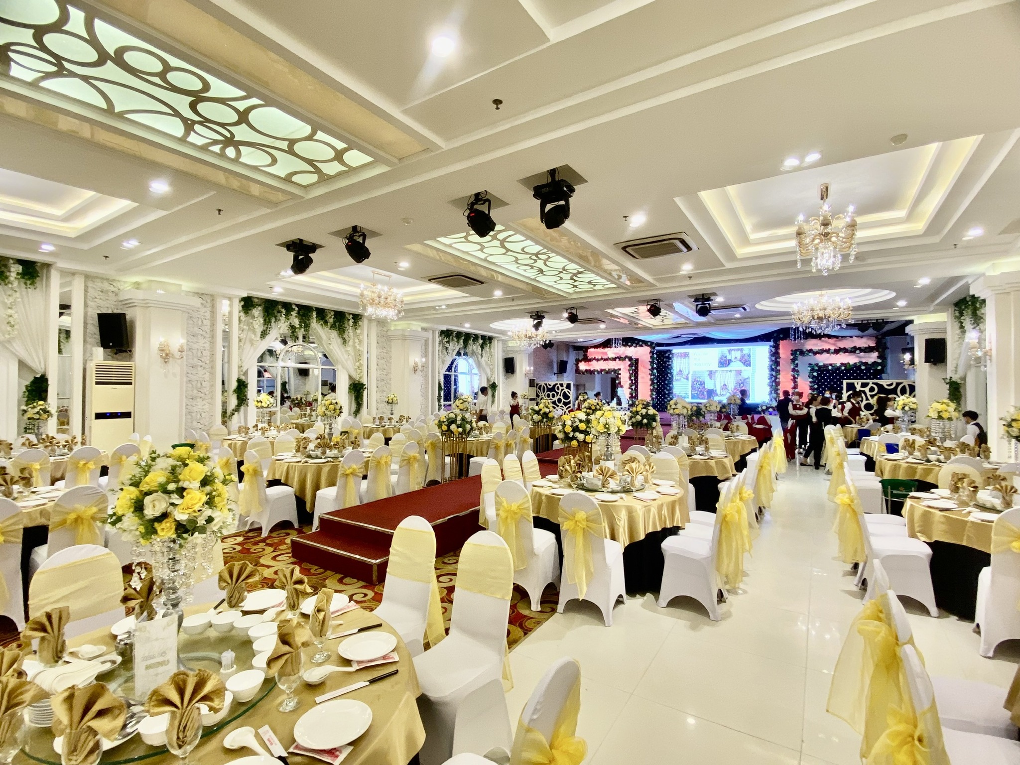 Bước 3: Đặt Lịch & Thương Lượng Hợp Đồng